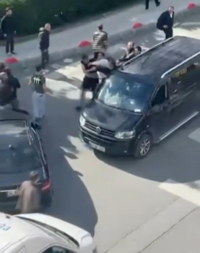 Sürücülerin yol verme kavgası kamerada! Ortalık boks ringine döndü