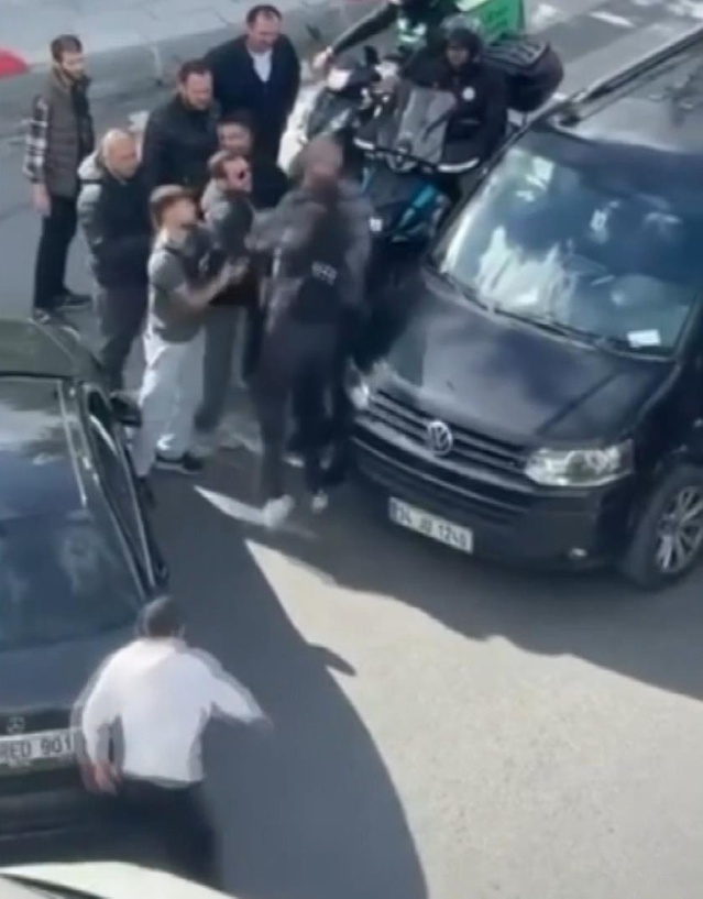 Bayrampaşa'da yol verme tartışması kavgaya dönüştü, o anlar kaydedildi