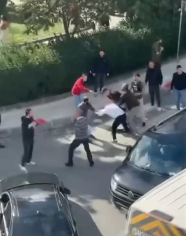 Sürücülerin yol verme kavgası kamerada! Ortalık boks ringine döndü