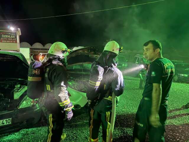 6 aracı benzin döküp yaktı! Her şey kameraya yansıdı