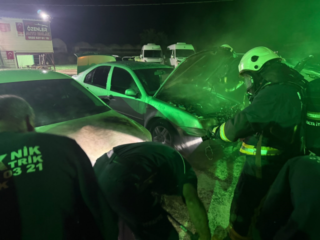 6 aracı benzin döküp yaktı! Her şey kameraya yansıdı