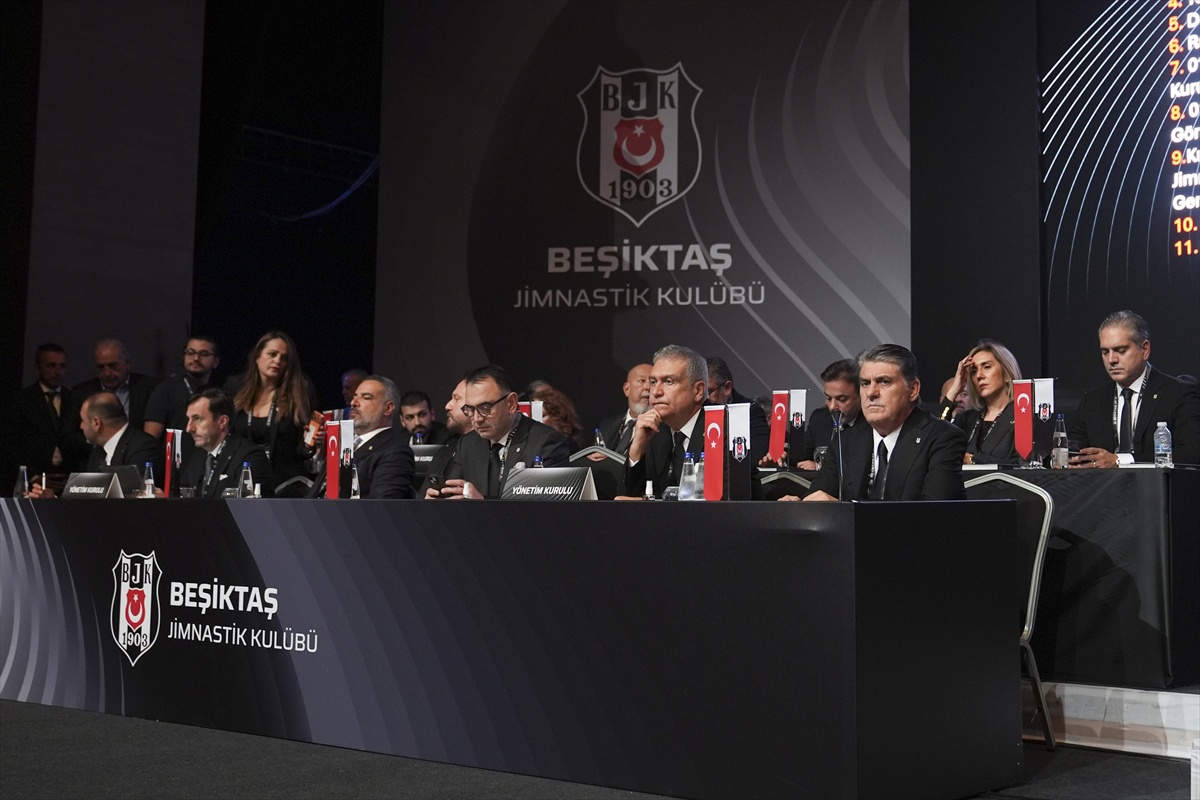 Beşiktaş genel kurulunda divan başkanlığına &Ouml;zkan Burak &Ouml;zmen se&ccedil;ildi, b&uuml;t&ccedil;e oylanacak