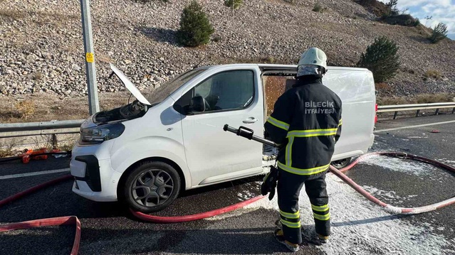 Bilecik'te D-650'de alev alan ticari araç itfaiyenin müdahalesiyle söndürüldü