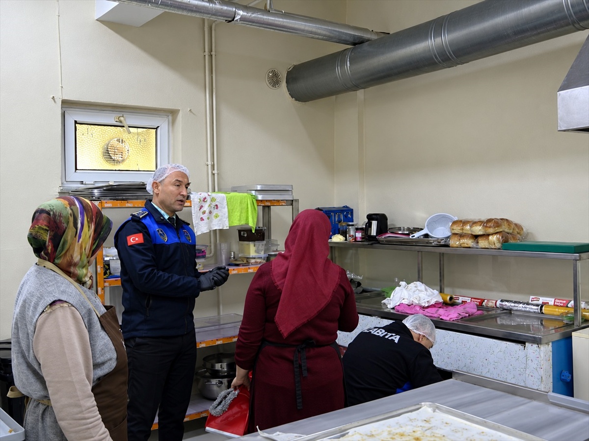 Bilecik Belediyesi okul kantinlerinde eksik bulunan işletmelere uyarı ve ceza verdi