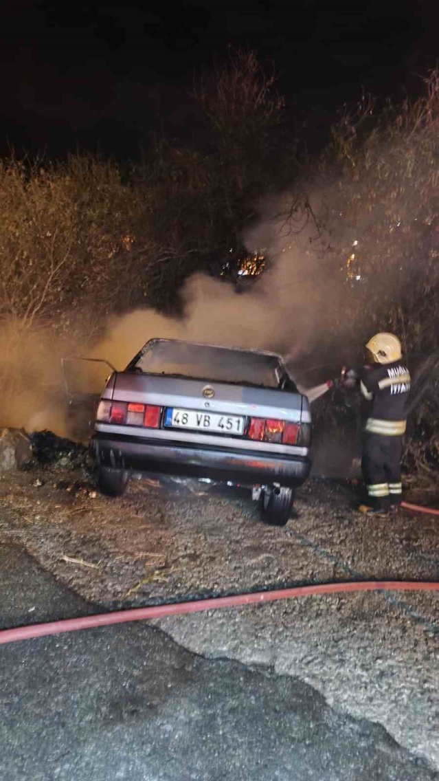 Muğla Bodrum'da tek taraflı kazada otomobilde yangın çıktı, ölen yaralanan olmadı