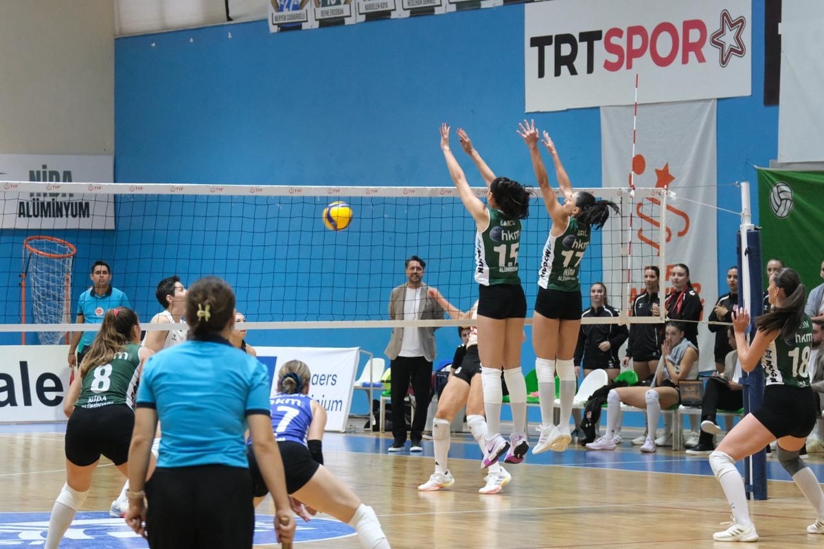 Bodrumspor Kadın Voleybol Takımı, sahasında Karşıyaka\'ya 3-0 mağlup oldu
