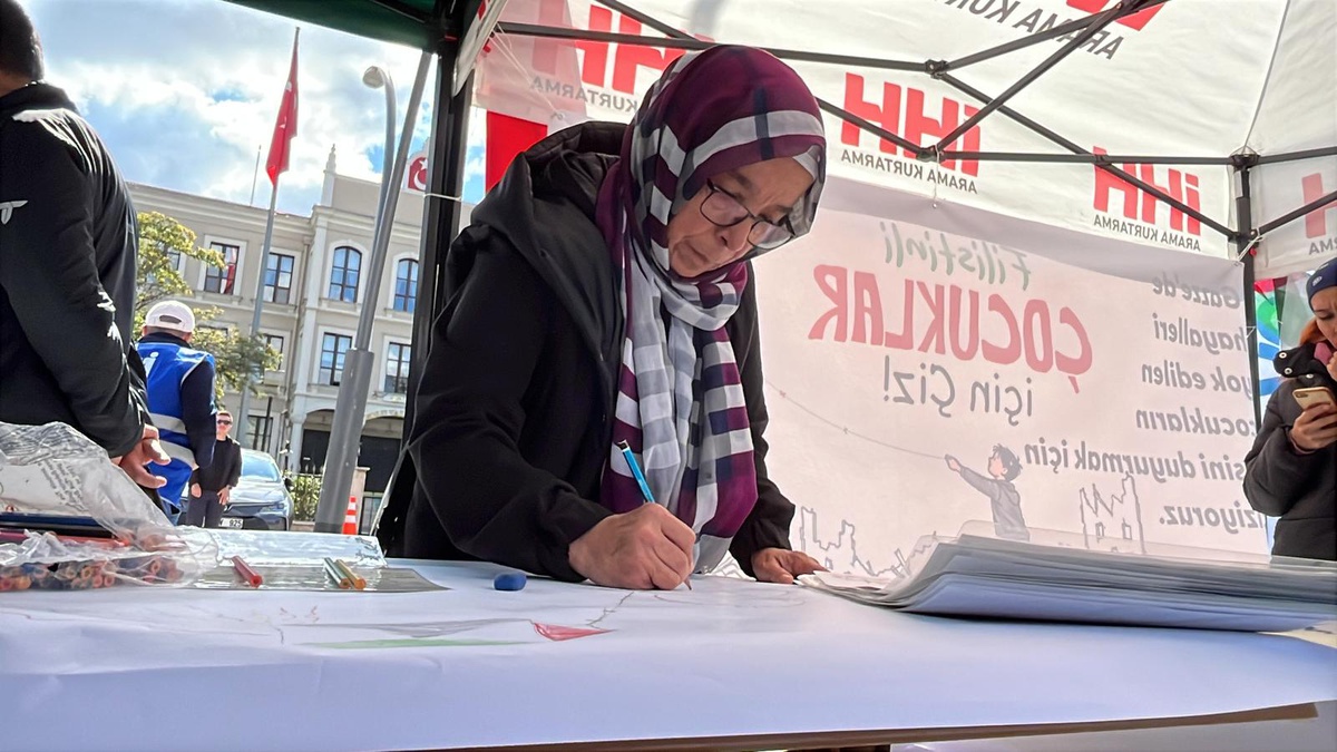 Bolu\'da İHH etkinliğinde Filistinli çocuklar dev tuvale barış resmi çizdi