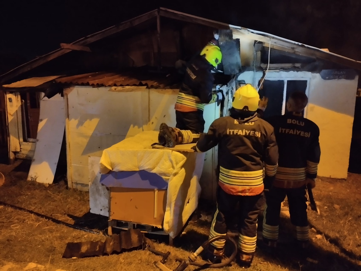 Bolu\'da sobadan sıçrayan kıvılcımla çıkan yangında bir oda kullanılamaz hale geldi