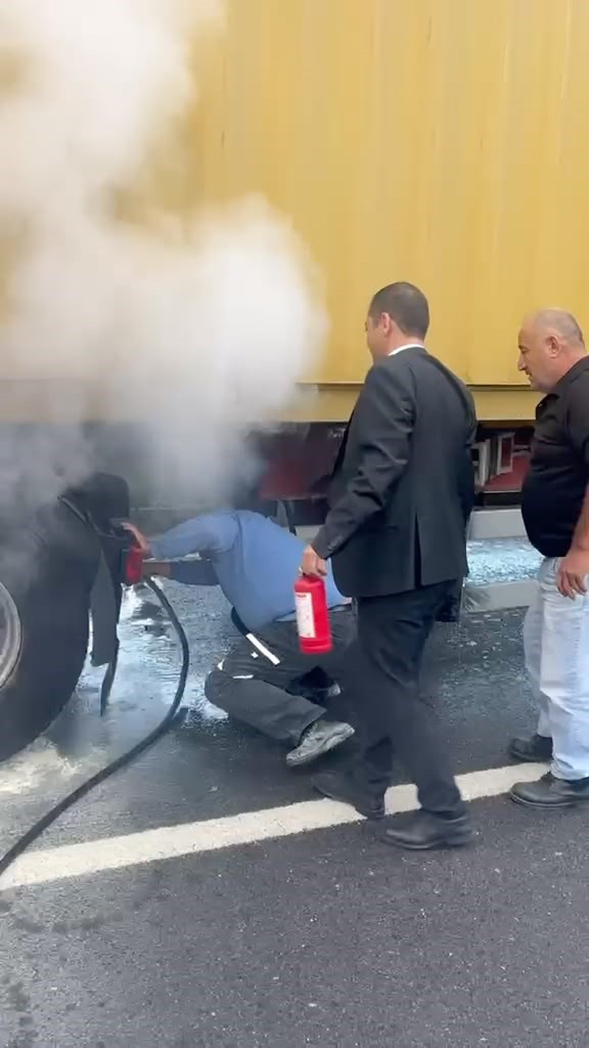 Bolu\'da tırın lastikleri tutuştu, alevler beton mikseri suyuyla söndürüldü