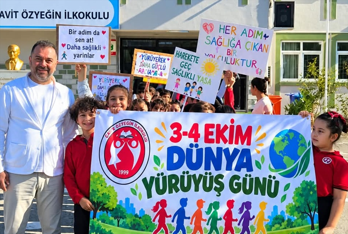 Bornova\'da Doktor Cavit Özyeğin İlkokulu öğrencileri Hareketli Yaşam için yürüdü