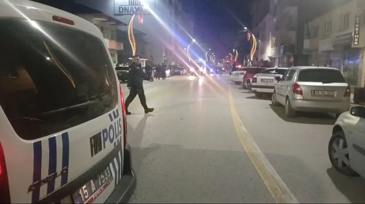 Burdur Gölhisar\'da 3 katlı apartmanın çatısında gece çıkan yangın söndürüldü