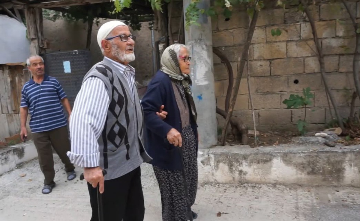 Burdur Gölhisar\'da 72 yıllık evli Eroğuz çifti, yokluğu birlikte göğüsledi