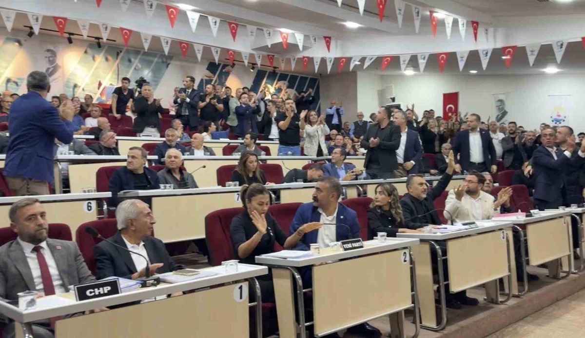 Çiğli Belediye Meclisinde YENİ Partili Ballıkaya, Başkan Yıldız\'a su şişesi fırlattı