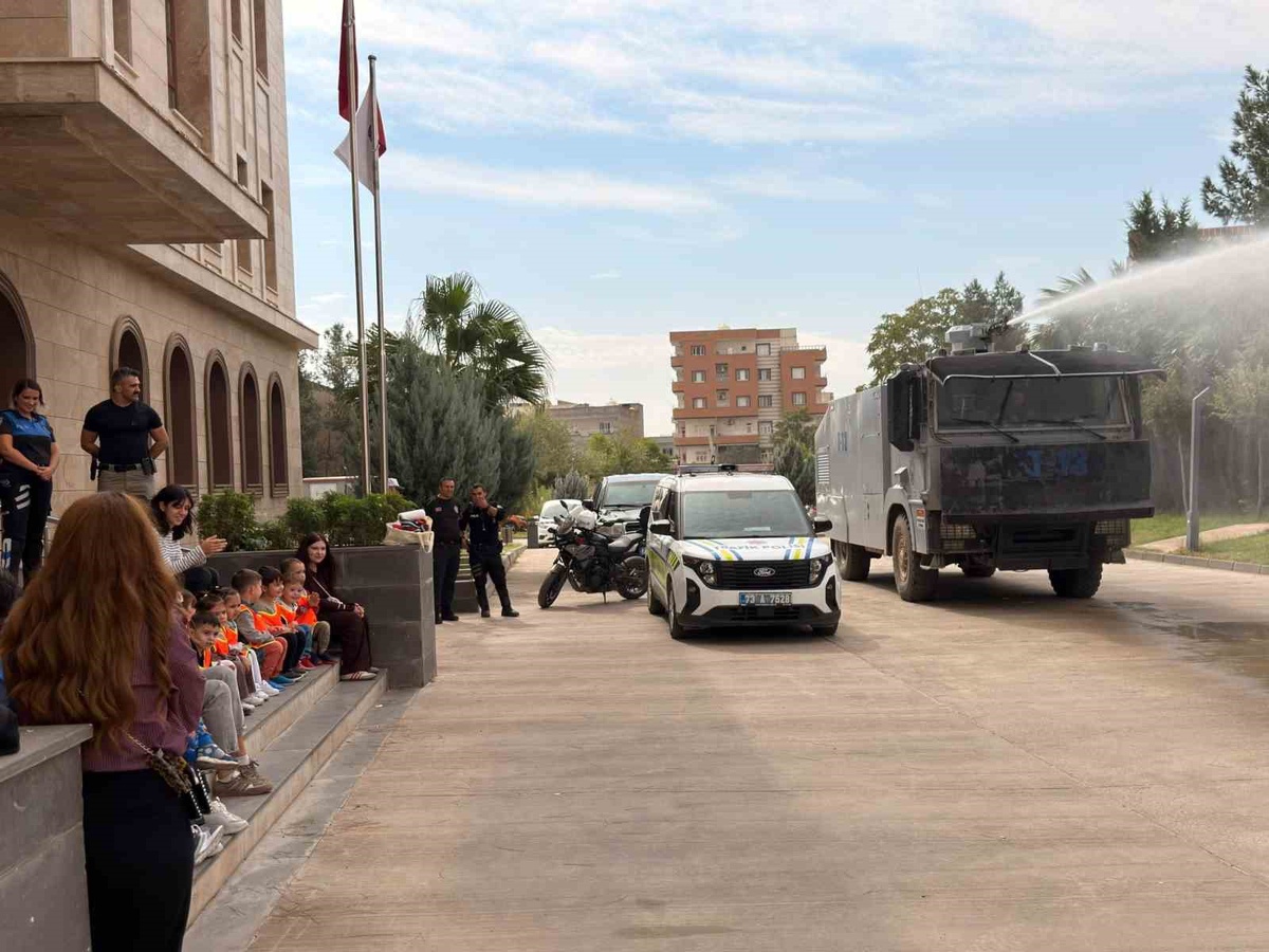 Cizre\'de 25 öğrenci emniyet birimlerini gezdi, polislik mesleğini yakından tanıdı