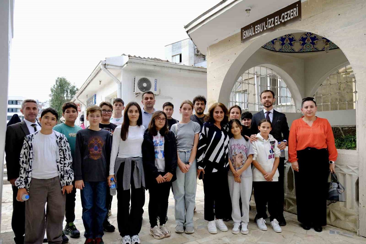 İstanbullu öğrenciler Cizre\'de dengbej dinletisini ilgiyle takip etti