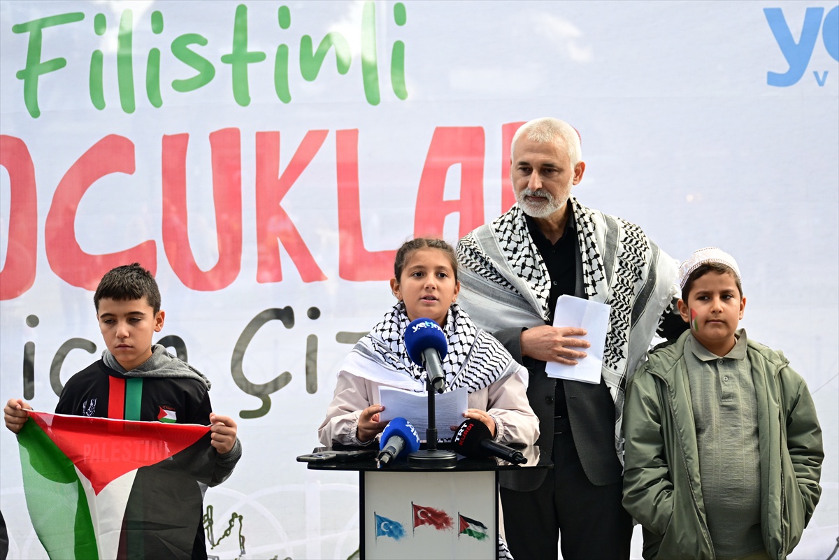 Çocuklar, Filistinli akranları için Sultanahmet\'te resim çizdi