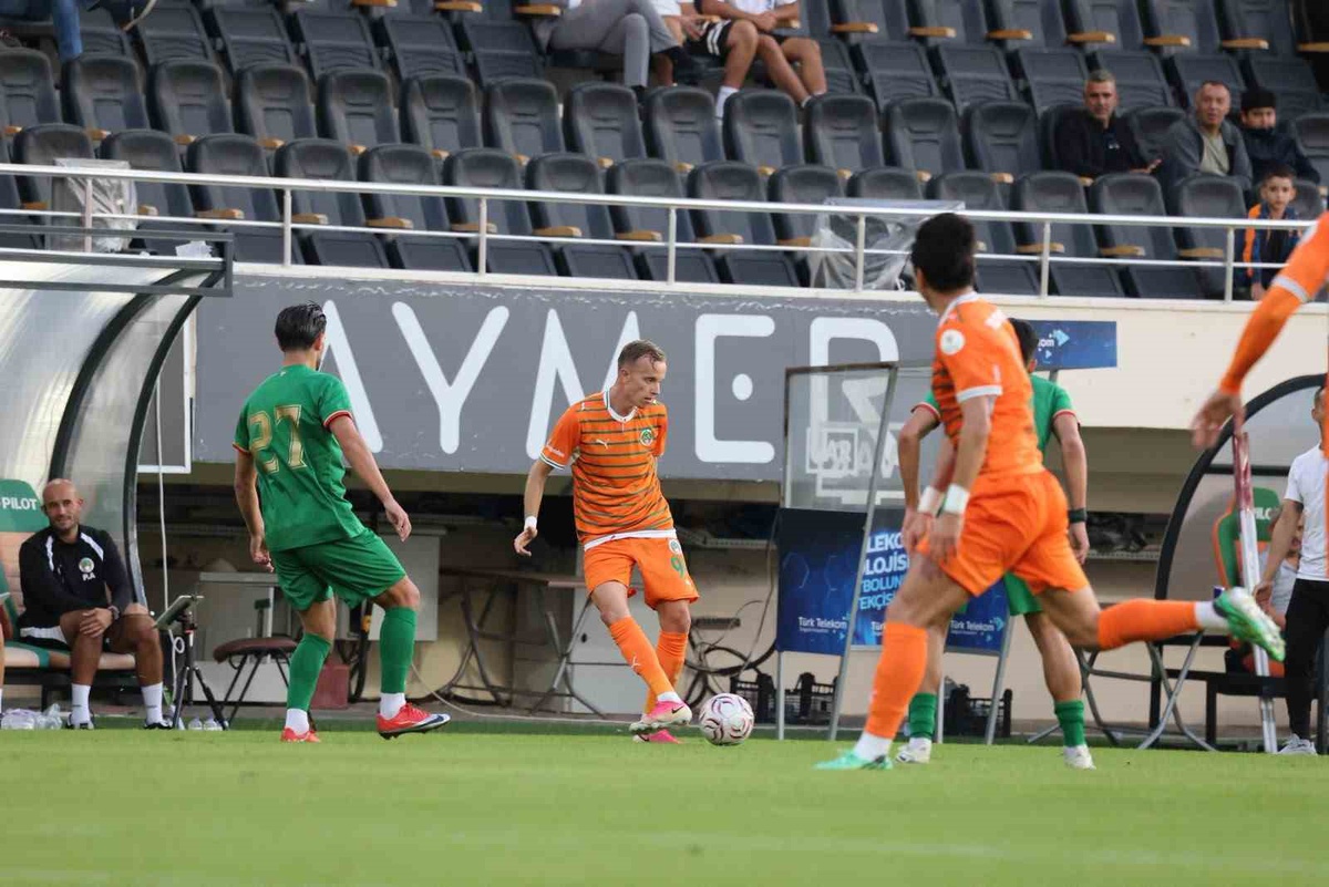 Kaya\'nın hat-trick yaptığı maçta Alanyaspor, Amed Sportif Faaliyetler\'i 4-0 yendi