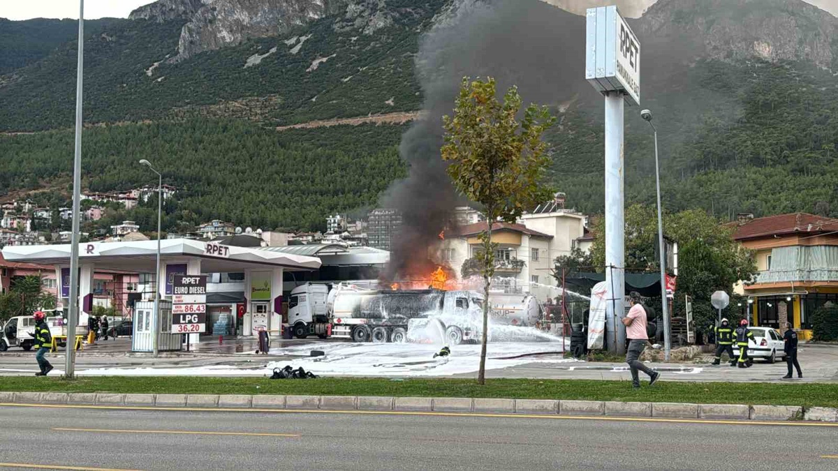 Pamukkale\'de yakıt boşaltımı sırasında patlama: Bir kişi ağır yaralı, Denizli-Antalya yolu kapandı
