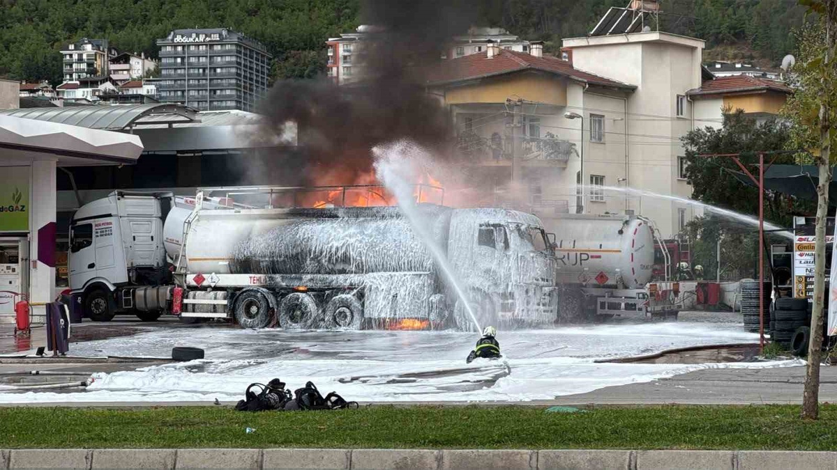 Denizli Pamukkale\'de patlayan tanker ikiye bölündü, alevler çevreye yayıldı