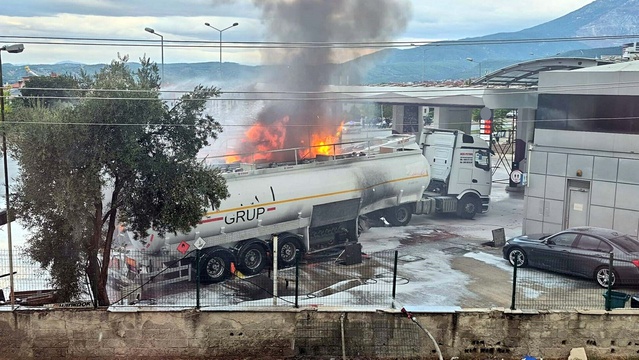 Denizli Pamukkale'de patlamayla çıkan tanker yangını yanındaki tankere sıçradı