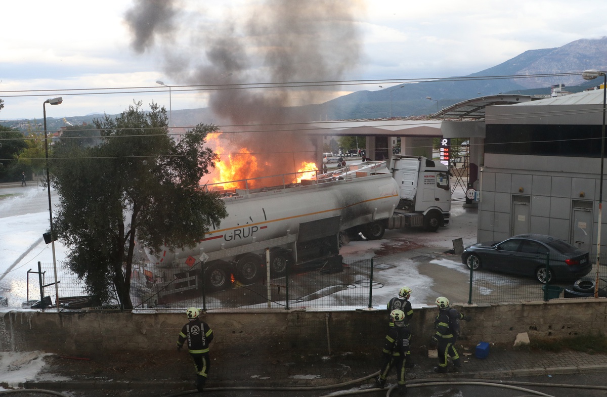 Denizli\'de tanker yangınında yaralanan istasyon çalışanı hastaneye kaldırıldı