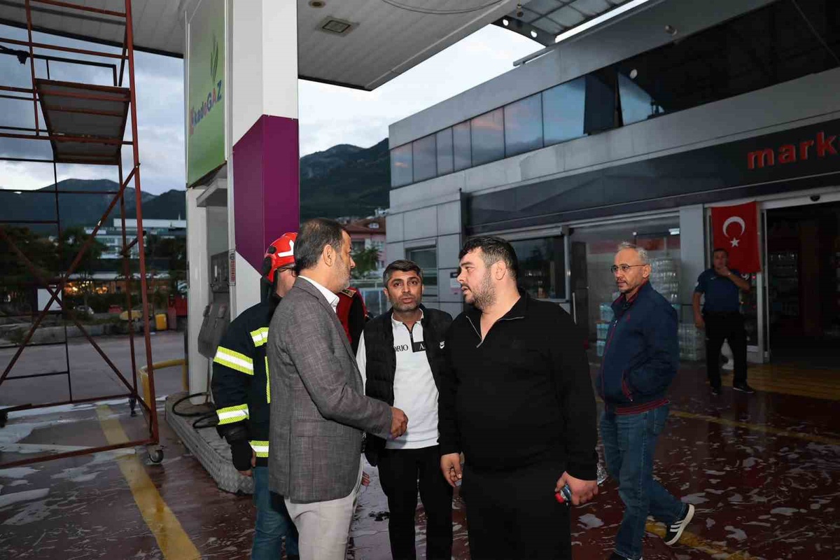 Denizli Pamukkale\'de akaryakıt tankeri yangını kontrol altına alındı, can kaybı yok