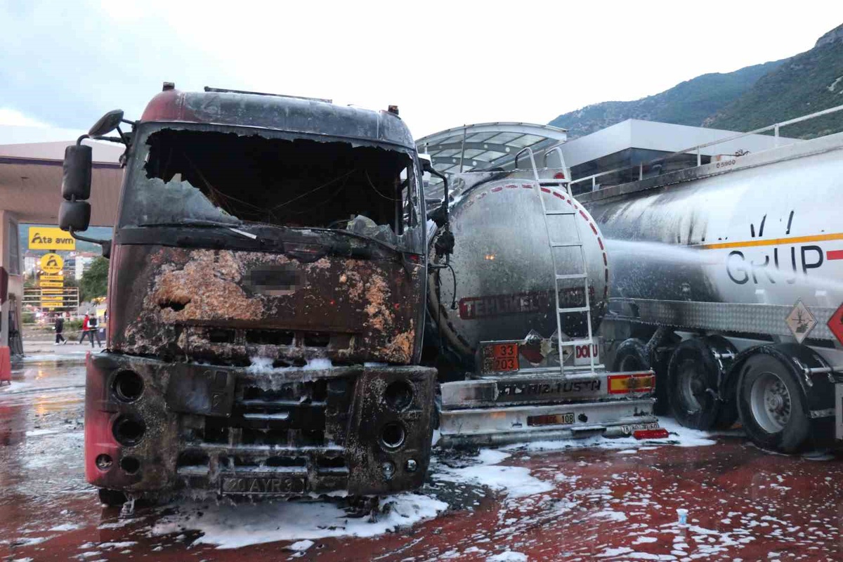 Denizli\'de akaryakıt istasyonunda patlayan tanker ikiye bölündü, 3 tanker hasar gördü