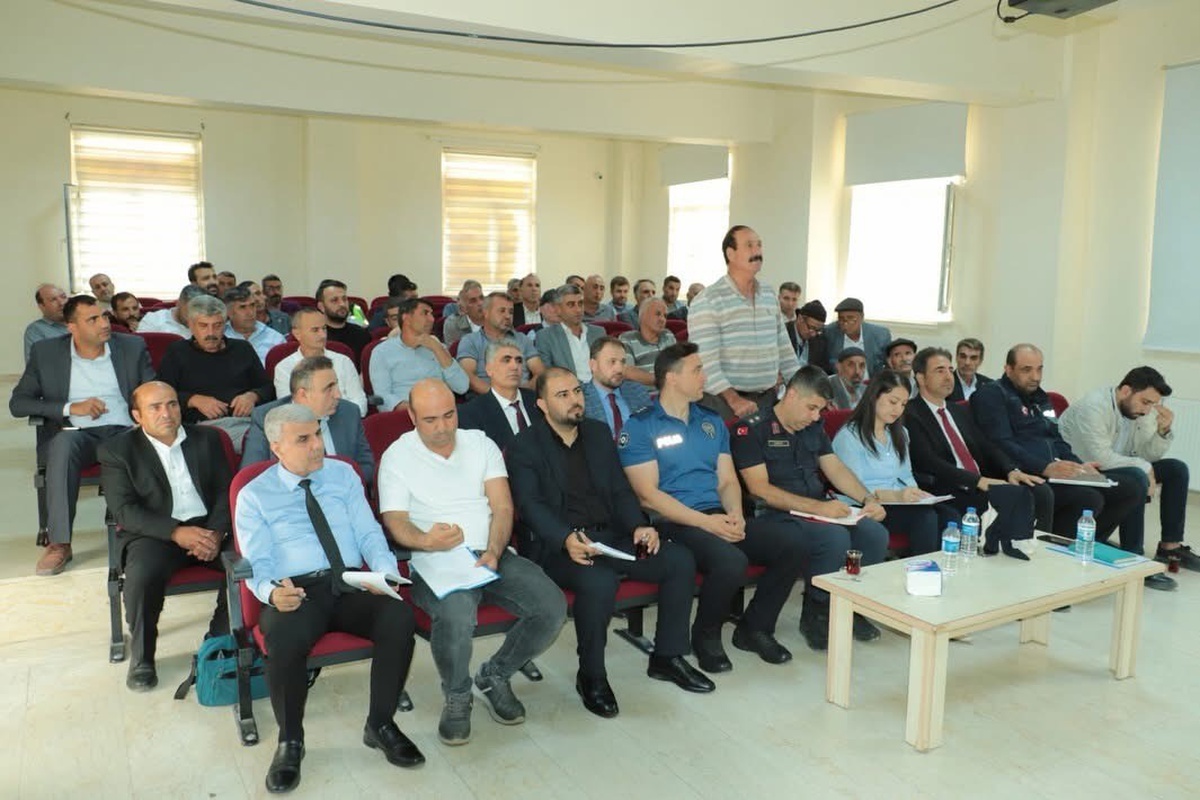 Diyarbakır Çüngüş\'te muhtarlar toplantısında sorunlar ve yatırımlar değerlendirildi