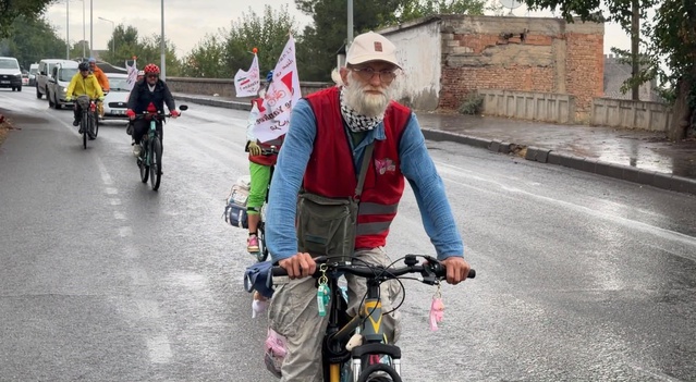Diyarbakır'dan 6 bisikletçi Minab'daki katliamda ölen 168 çocuk için pedala bastı