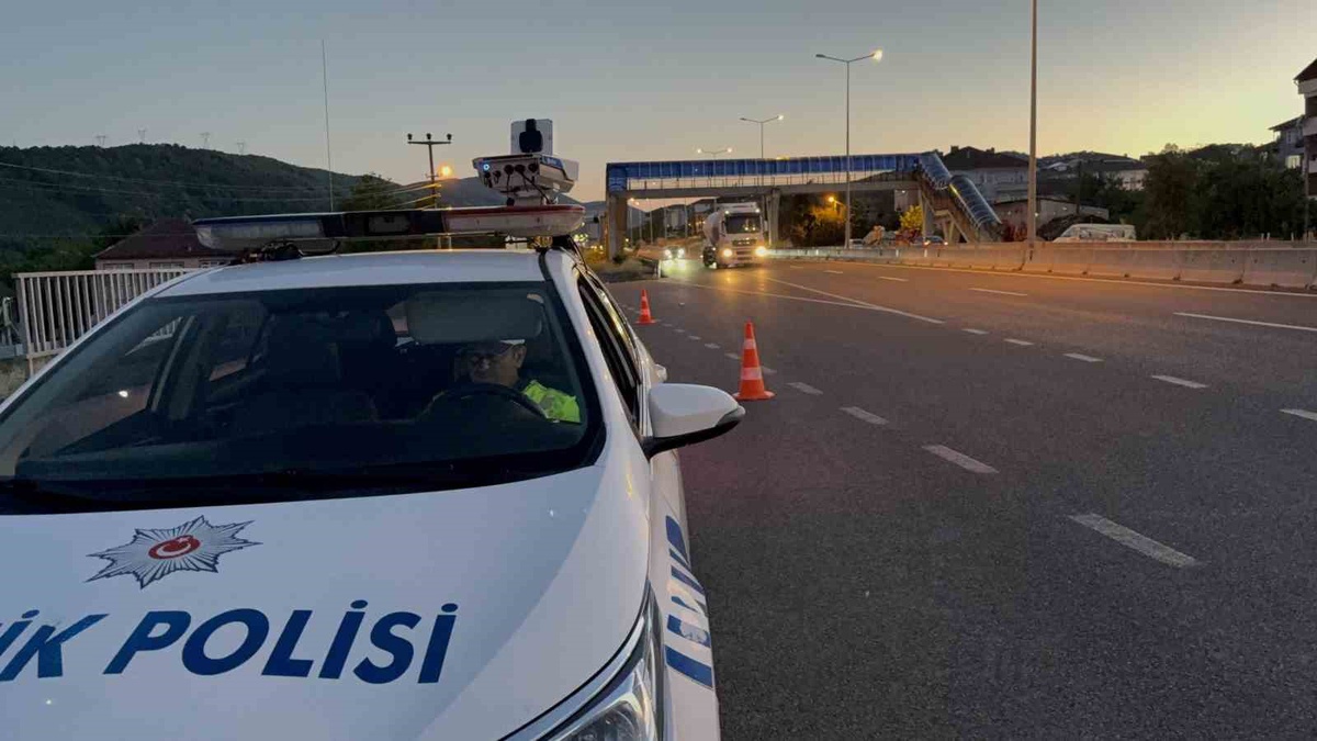 Düzce\'de haftalık trafik denetiminde 913 sürücüye ceza kesildi, 130 araç men edildi