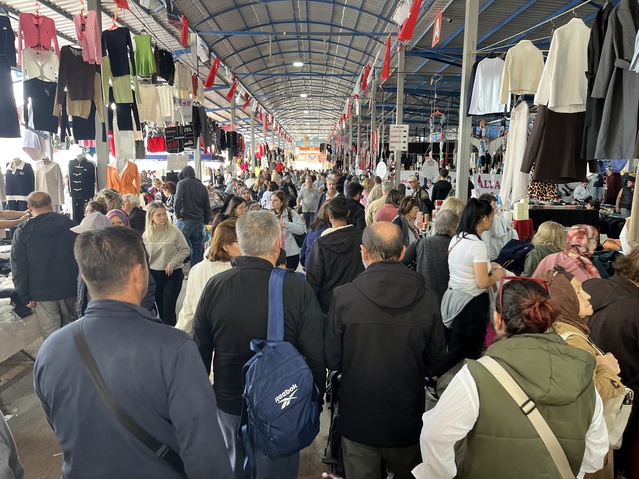 Edirne'de Bulgar turistler Balkan Pazarı'nda kışlık alışverişe başladı