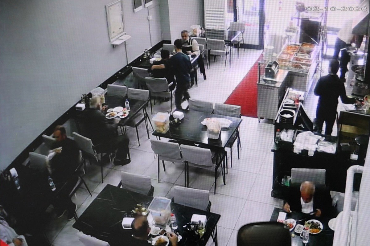 Elazığ\'da garsonun Heimlich manevrası, ekmek kaçan yaşlı adamı kurtardı