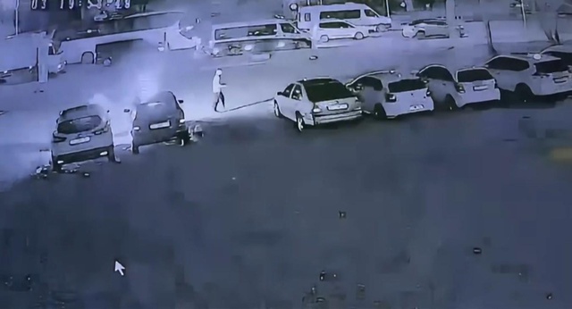 6 aracı benzin döküp yaktı! Her şey kameraya yansıdı