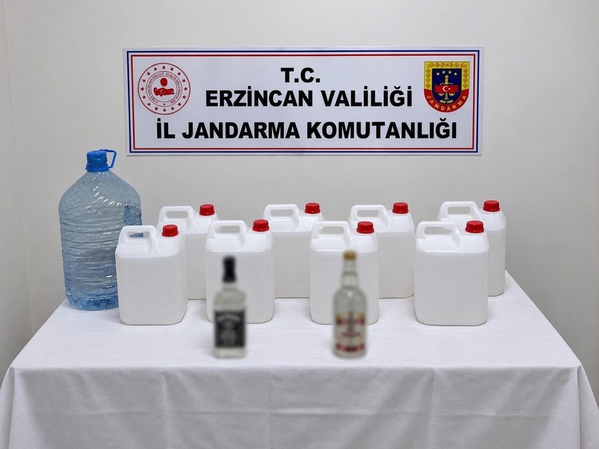 Erzincan Çağlayan\'da bir ikamette 40 litre etil alkol, 15 litre sahte rakı bulundu