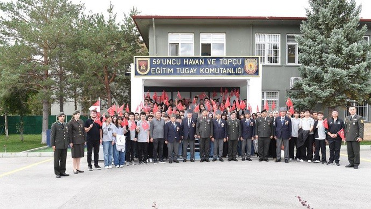 Erzincan Fen Lisesi öğrencileri, Mehmetçiklerle aynı sofrayı paylaştı