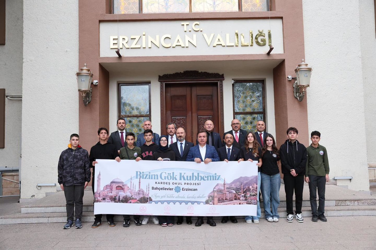 Erzincan\'da Vali Aydoğdu, Gök Kubbemiz öğrencileriyle sohbet edip başarı diledi