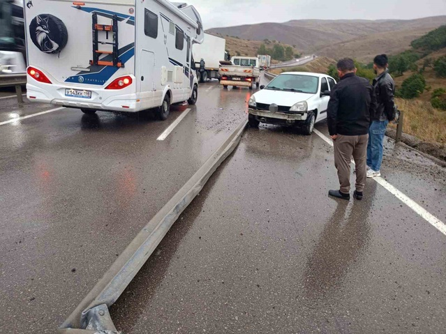 Erzurum Aşkale'de 1 tır, 1 kamyon ve 2 otomobil kazaya karıştı, can kaybı yok