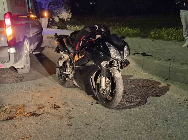 Eskişehir Çevre Yolu'nda motosiklet otomobile arkadan çarptı, sürücü yaralandı