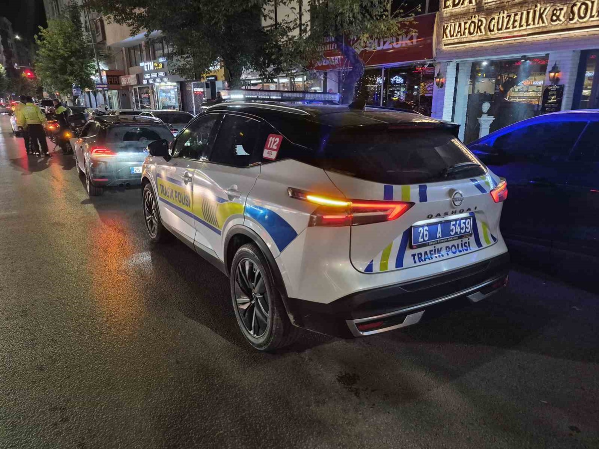 Eskişehir\'de abartı egzozlu araç durduruldu, sürücüsü mukavemetten gözaltına alındı