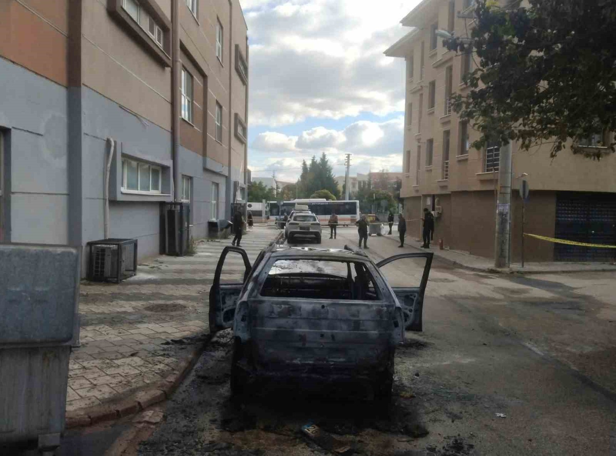 Eskişehir Tepebaşı\'nda kundaklandığı iddia edilen otomobil küle döndü