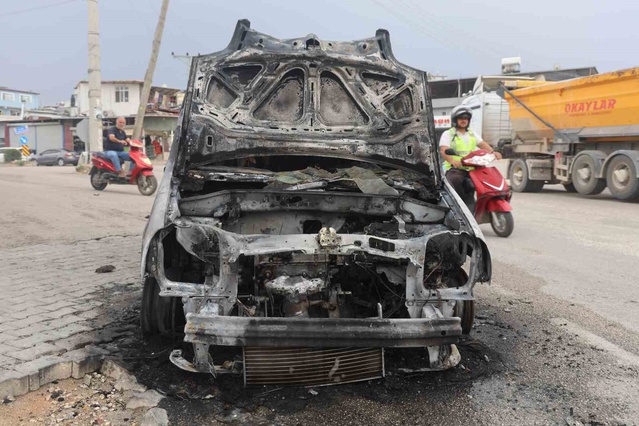 Hatay Antakya'da seyir halindeki Fiat Doblo yanarak kullanılmaz hale geldi