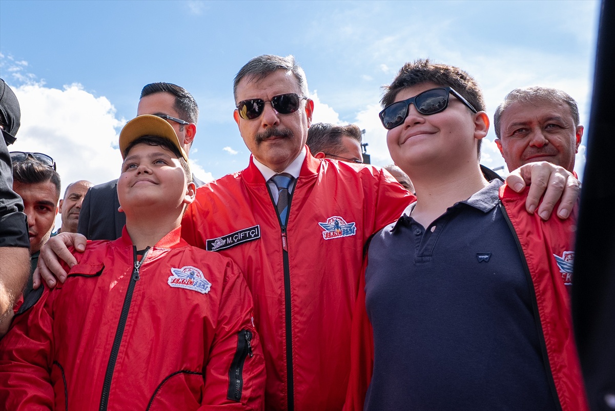 İçişleri Bakanı Çiftçi, Şanlıurfa\'daki TEKNOFEST\'te yerli teknolojileri inceledi.