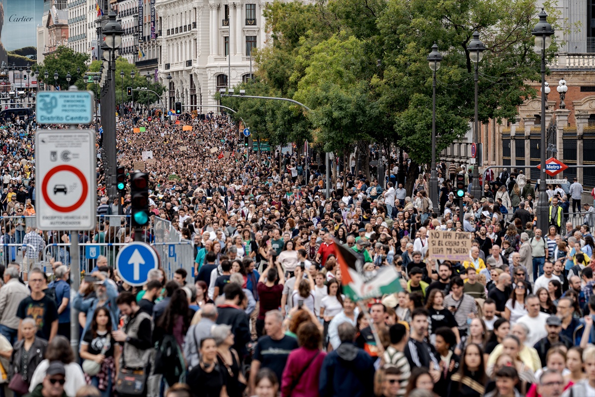 İspanya\'da 50 kentte binlerce kişi konut kararnamelerinin iptalini protesto etti