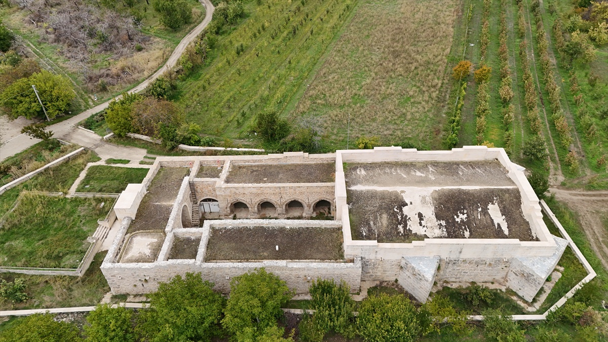 Isparta Gelendost\'taki Ertokuş Kervansarayı sonbaharda havadan görüntülendi