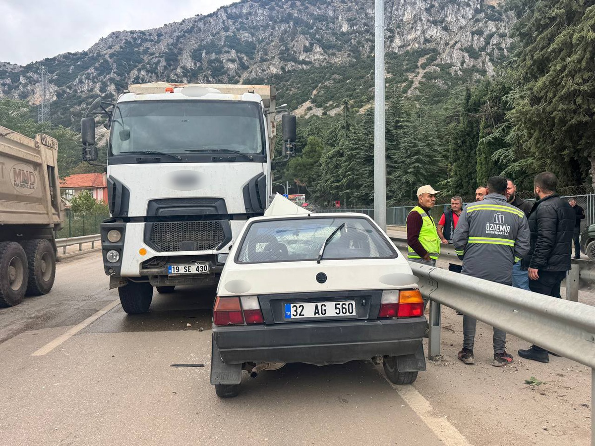 Isparta Eğirdir\'de ters yöne giren otomobil kamyonla çarpıştı, yaralanan olmadı