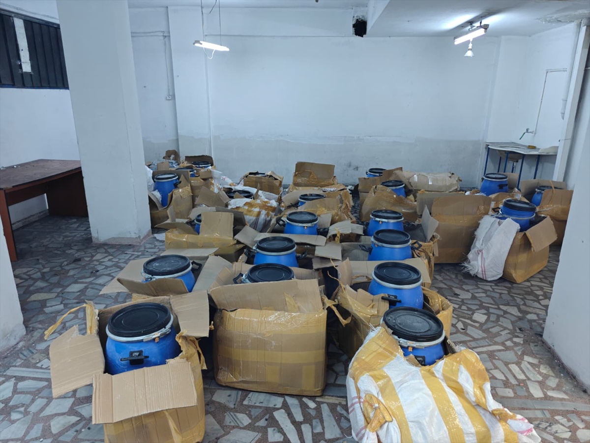 İstanbul\'da operasyonlarda 785 kilo uyuşturucu ele geçirildi, 6 kişi gözaltına alındı