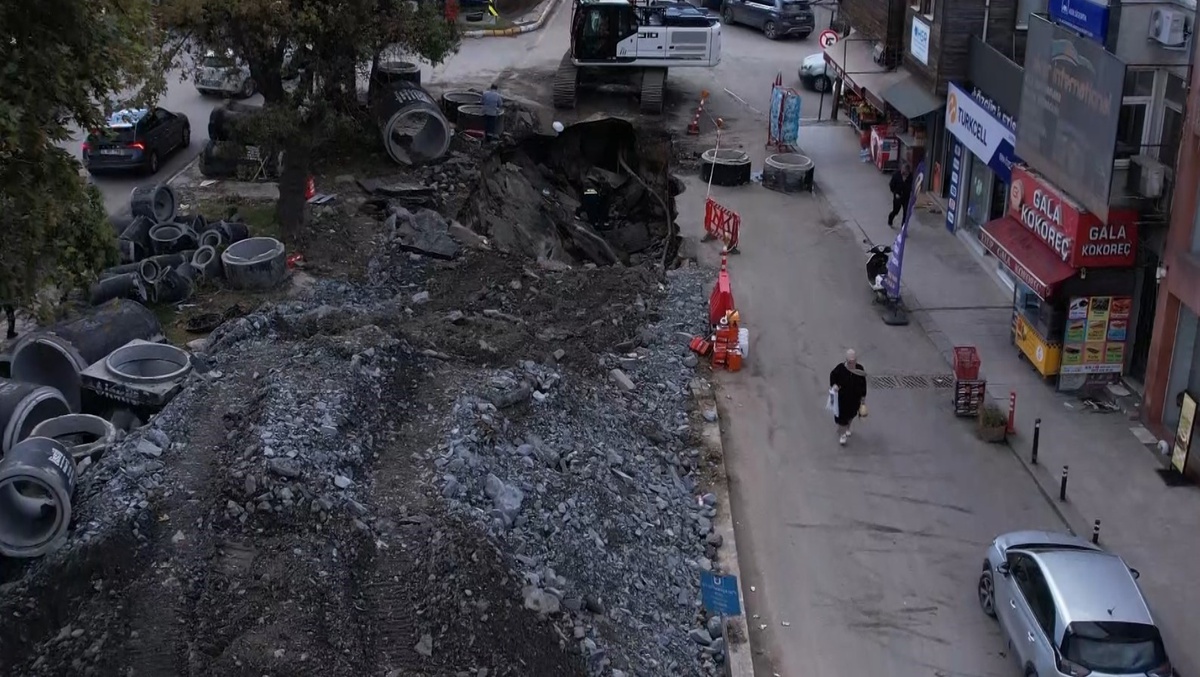 İstanbul Eyüpsultan\'da altyapı çalışmasında kısmi göçük oluştu, çevre esnafı tepkili