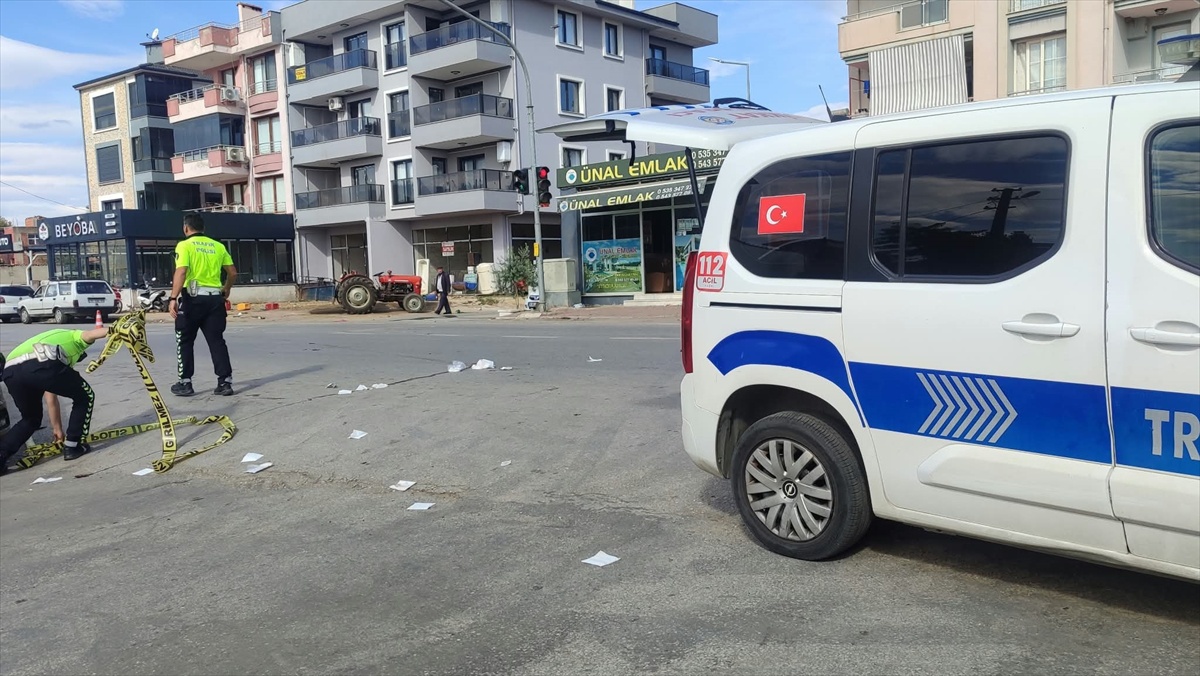 İzmir Ödemiş\'te hafif ticari araç yayaya çarptı, yaya ağır yaralandı