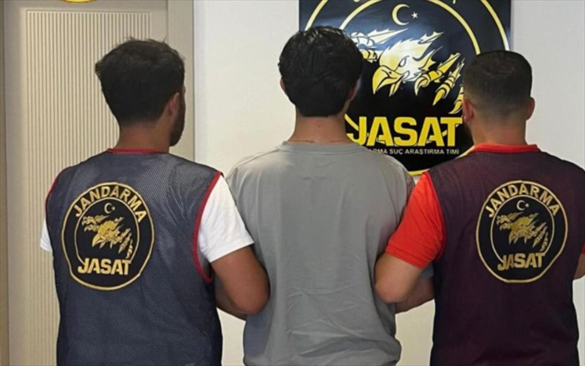 Adana Ceyhan\'da 20 yıl 3 ay hapis cezası bulunan firari hükümlü yakalandı