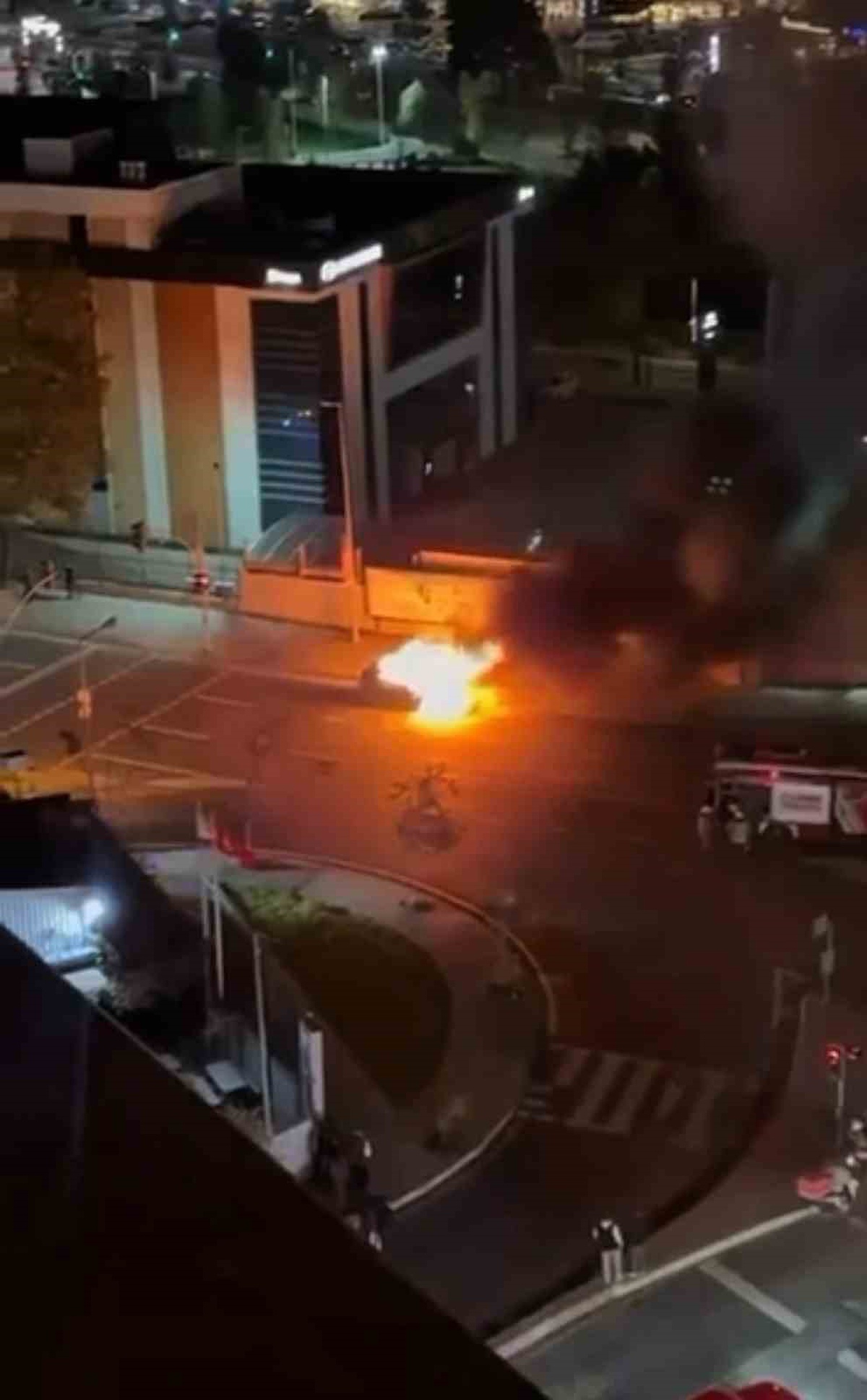 Kağıthane\'de otomobilin motorunda çıkan yangın 30 dakikada söndürüldü